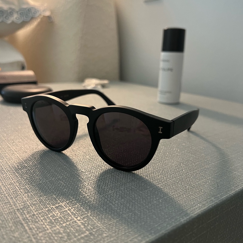 Illesteva black sunglasses